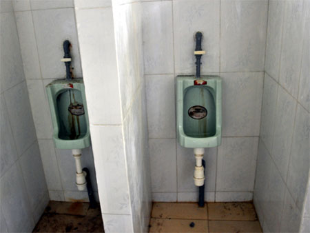 Nhà[-]vệ[-]sinh[-]của[-]trường[-]học[-]chỉ[-]rộng[-]29m2[-]nhưng[-]được[-]đầu[-]tư[-]tới[-]gần[-]600[-]triệu[-]đồng